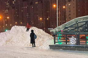 Задержка транспорта, порванный купол футбольного манежа и Лукашенко с лопатой. Последствия мощного снегопада